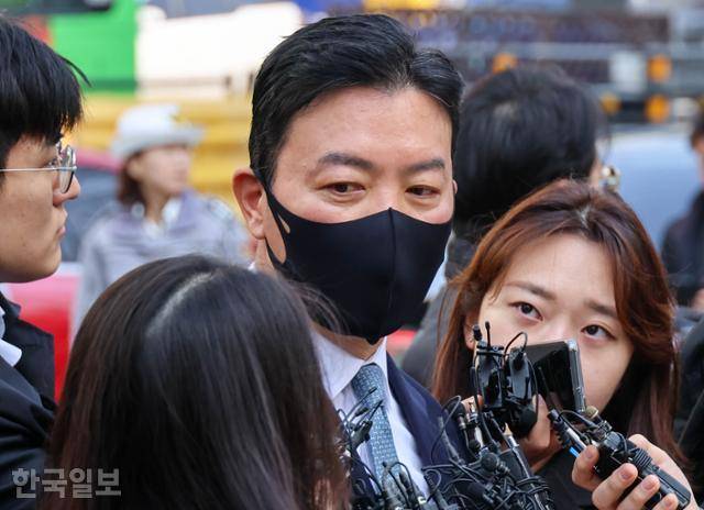 윤석열 전 대통령 체포 방해 혐의를 받는 김성훈 전 대통령경호처 차장이 3월 21일 서울 마포구 서울서부지법에서 구속 전 피의자 심문(영장실질심사)을 위해 법정으로 향하며 취재진 질문에 답하고 있다. 박시몬 기자