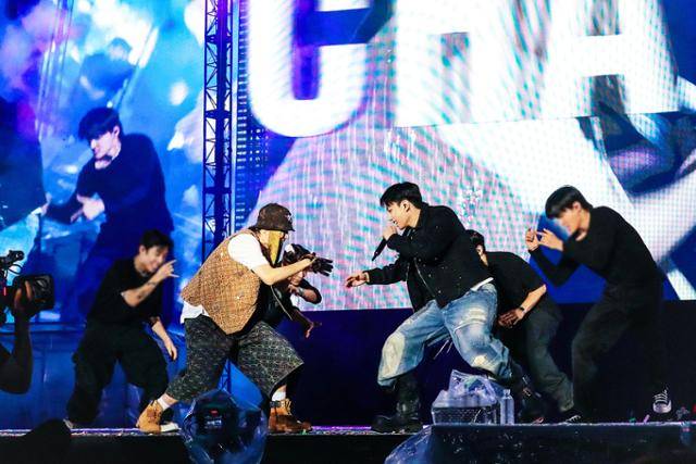 그룹 방탄소년단 멤버 제이홉이 13일 경기 고양종합운동장에서 연 월드투어 한국 앙코르 콘서트 '제이홉 투어 호프 온 더 스테이지 파이널'에 정국이 깜짝 게스트로 출연해 함께 노래하고 있다. 빅히트뮤직 제공