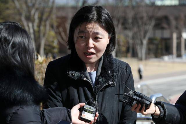 임은정 대구지검 중요경제범죄조사단 부장검사가 2023년 3월 2일 경기도 과천시 정부과천청사 법무부에서 열린 검사적격심사위원회에 출석하며 취재진 질문에 답하고 있다. 뉴시스