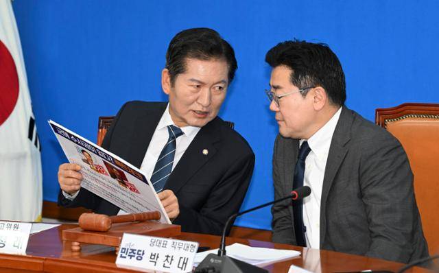 더불어민주당 차기 당대표 후보인 정청래 의원과 박찬대 의원. 정다빈 기자