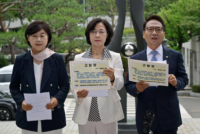 더불어민주당 내란진상조사단 소속 추미애(가운데) 의원(단장)과 박선원(오른쪽) 의원, 서영교 의원이 16일 서울 서초구 대검찰청에서 김용현 전 국방부 장관 등에 대한 고발장 제출에 앞서 기자회견을 하고 있다. 하상윤 기자