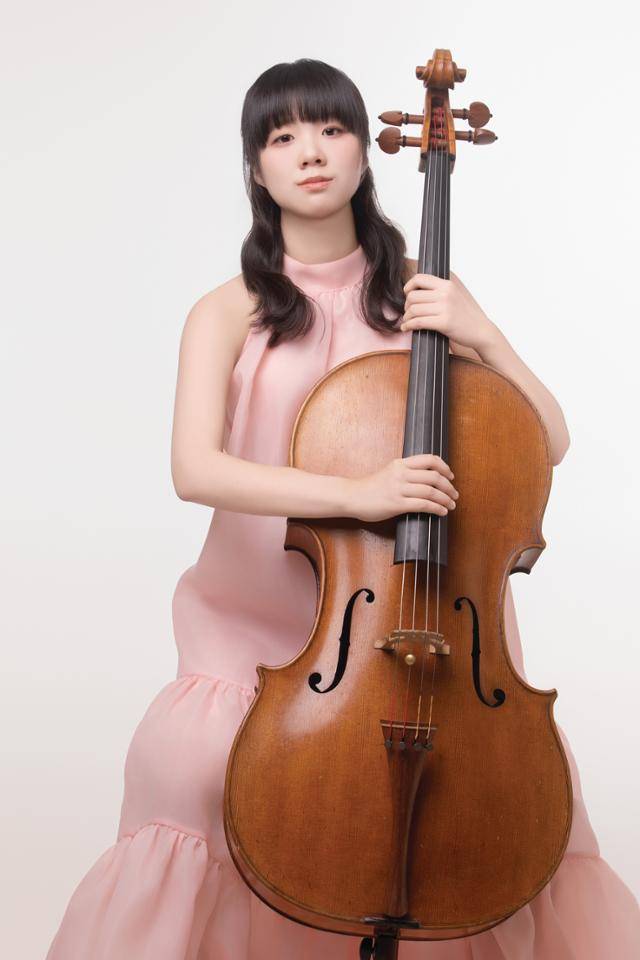 23일 청주 아트센터 올'리브에서 첫 개인전을 연 이정현 철리스트. 자폐 장애가 있는 그는 소리를 색으로 느끼는 천재적인 공감각자다. 이번 전시에 악보를 색과 도형으로 나타낸 '그림 악보' 작품들을 내놓았다. 28일에는 절대음감을 자랑하는 그의 첼로 연주를 감상할 수 있다. 권오성 아트센터 올'리브 대표 제공