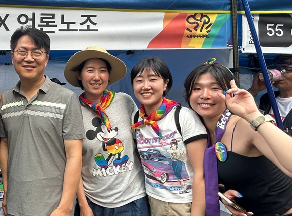 14일 열린 '서울퀴어문화축제'에 참여한 전국언론노조의 이호찬(왼쪽부터) 위원장, 김지경 성평등위원장, 김소리 스카이라이프지부장, 박예람 정책협력실 차장. 언론노조 제공