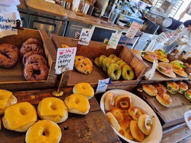 서울 종로구에 위치한 베이글 전문점 '런던 베이글 뮤지엄' 진열대. 시금치 베이글, 포테이토 치즈 베이글 등 여러 종류의 베이글과 샌드위치가 놓여 있다. 송옥진 기자