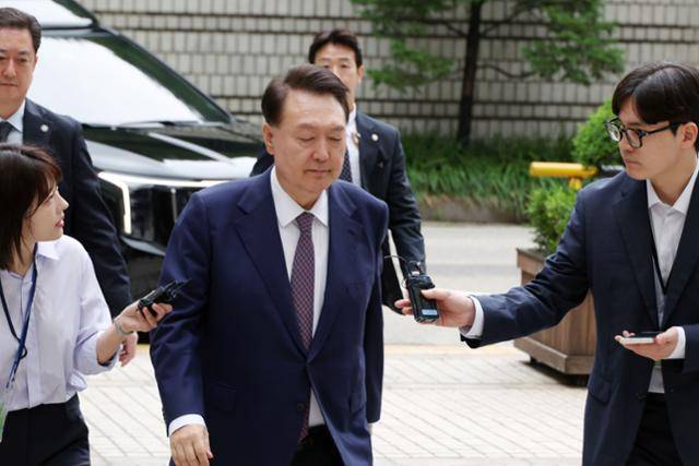 윤석열 전 대통령이 16일 서울 서초구 서울중앙지법에서 열린 내란 우두머리 혐의·직권남용 권리행사 방해 혐의 사건 7차 공판에 출석하고 있다. 사진공동취재단