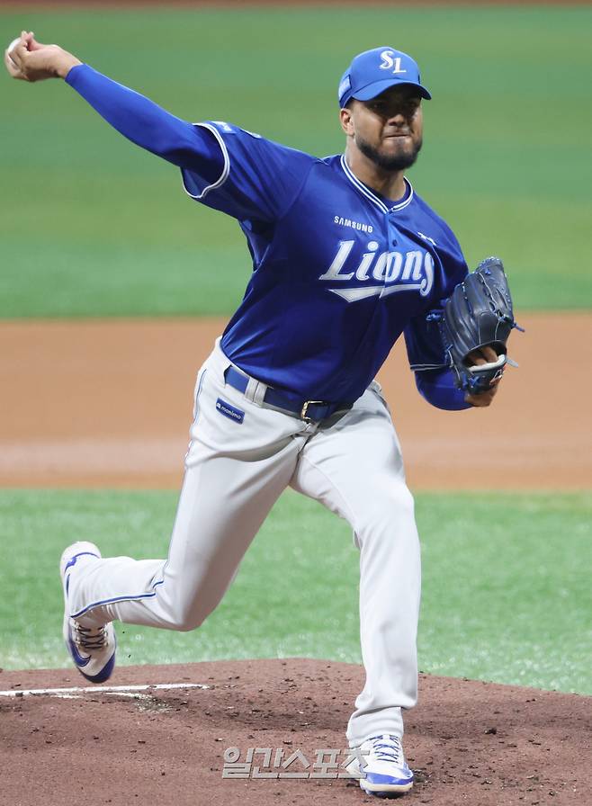 2025 KB0리그 프로야구 키움히어로즈와 삼성라이온즈의 경기가 22일 오후 서울 고척스카이돔에서 열렸다. 삼성 선발 레예스가 등판해 공을 던지고 있다. 고척=김민규 기자 mgkim1@edaily.co.kr /2025.05.22/
