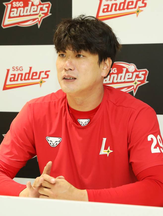 SSG와 새로운 다년 계약에 합의한 뒤 인터뷰하는 김광현의 모습. SSG 제공