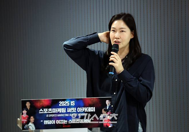 '일간스포츠(IS) 스포츠 마케팅 써밋 아카데미(Sports Marketing Summit Academy·SMSA)'가 11일 오후 서울 중구 KG타워에서 열렸다. 여자농구 부산 BNK썸 박정은 감독이 '한국여자농구 전설이자 우승팀 감독' 의 뒷 이야기들을 강의하고 있다. 올해로 3회째를 맞는 SMSA는 매주 스포츠마케팅 최고전문가들과 화려한 셀럽 라인업을 강단으로 구성, 6월 18일까지 (매주 수요일) KG타워 13층 대회의실(서울 중구 통일로 92)에서 진행된다. 정시종 기자 capa@edaily.co.kr /2025.06.11.