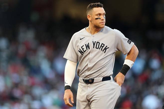 <yonhap photo-2913=""> ANAHEIM, CALIFORNIA - MAY 27: Aaron Judge #99 of the New York Yankees looks on during a game against the Los Angeles Angels at Angel Stadium of Anaheim on May 27, 2025 in Anaheim, California. Sean M. Haffey/Getty Images/AFP (Photo by Sean M. Haffey / GETTY IMAGES NORTH AMERICA / Getty Images via AFP)/2025-06-13 11:06:26/ <저작권자 ⓒ 1980-2025 ㈜연합뉴스. 무단 전재 재배포 금지, AI 학습 및 활용 금지></yonhap>