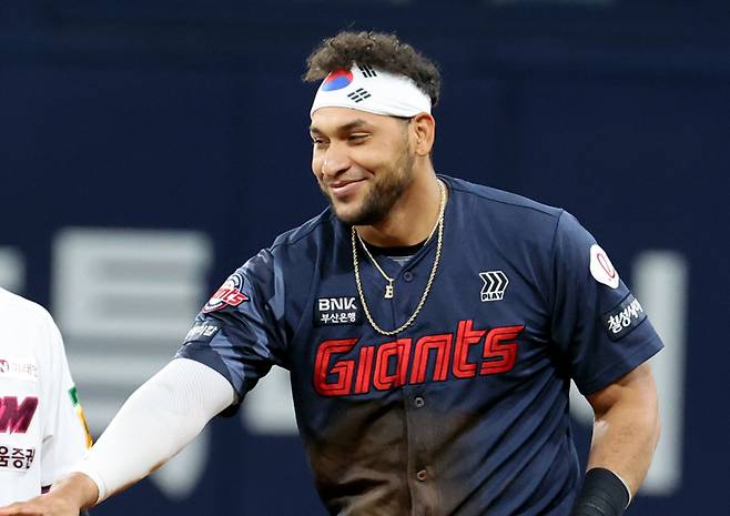 30일 오후 서울 고척스카이돔에서 열린 2025 프로야구 롯데 와 키움 경기. 롯데 레이예스가 1회 우익수 오른쪽 2루타를 날리고 베이스에 진루하고있다.태극기 헤드밴드를 했다. 고척=정시종 기자 capa@edaily.co.kr /2025.04.30.