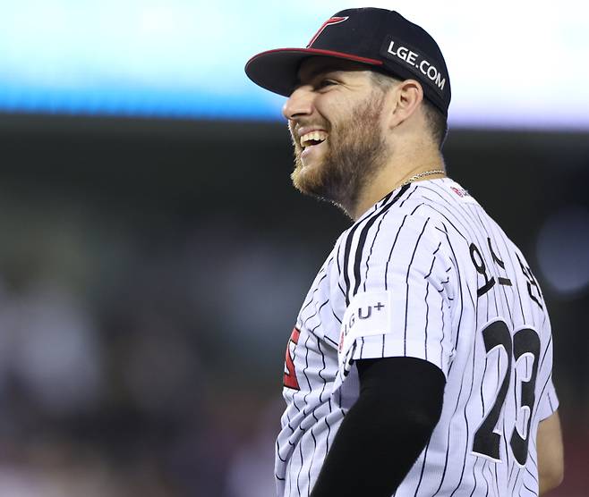 <yonhap photo-7363=""> 밝은 표정의 오스틴 (서울=연합뉴스) 김도훈 기자 = 11일 서울 잠실야구장에서 열린 프로야구 2025 신한 SOL 뱅크 KBO리그 SSG 랜더스와 LG 트윈스의 경기에서 6-4로 승리를 거둔 LG 오스틴이 밝게 웃고 있다. 2025.6.11 superdoo82@yna.co.kr/2025-06-11 21:52:31/ <저작권자 ⓒ 1980-2025 ㈜연합뉴스. 무단 전재 재배포 금지, AI 학습 및 활용 금지></yonhap>