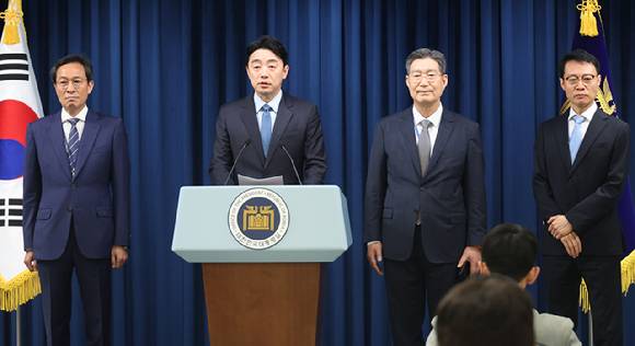 강훈식 대통령 비서실장이 지난 8일 용산 대통령실에서 정무,홍보,민정 수석 인선을 발표하고 있다. 왼쪽부터 우상호 정무수석, 강 비서실장, 오광수 민정수석, 이규연 홍보소통수석. 2025.6.8 [사진=연합뉴스]