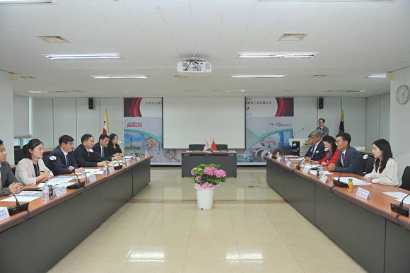 대경경자청·중한(창춘)국제협력시범구와 투자유치 상호협력 업무협약식이 열리고 있다 [사진=대구경북경제자유구역청]