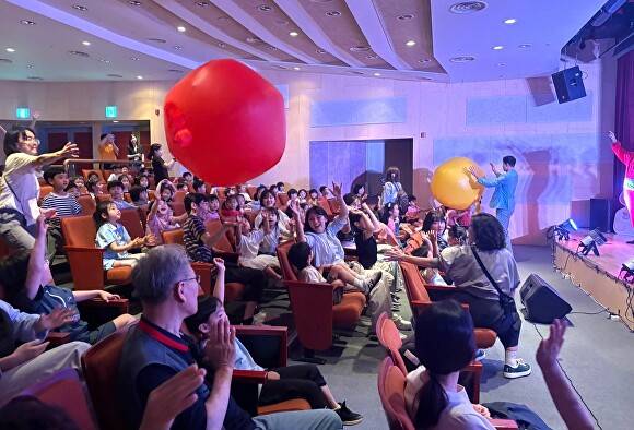 용인특례시 수지구가 직접 기획한 ‘몬스터 호텔’ 공연 모습. [사진=용인특례시]