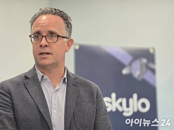 16일 오전 서울시 용산구 일대에서 열린 스카일로 기자간담회에서 피트 살라디노(Pete Saladino) 스카일로 글로벌 마케팅 총괄이 발표하고 있다. [사진=안세준 기자]