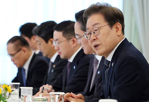 이재명 대통령이 지난 13일 서울 용산 대통령실에서 열린 6경제단체·기업인 간담회에서 발언하고 있다. [사진=연합뉴스]
