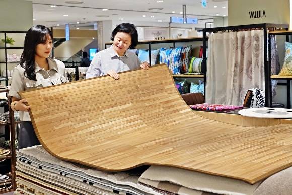 직원들이 신세계백화점 센텀시티 발릴라 매장에서 제품을 선보이고 있다. [사진=신세계 센텀시티]