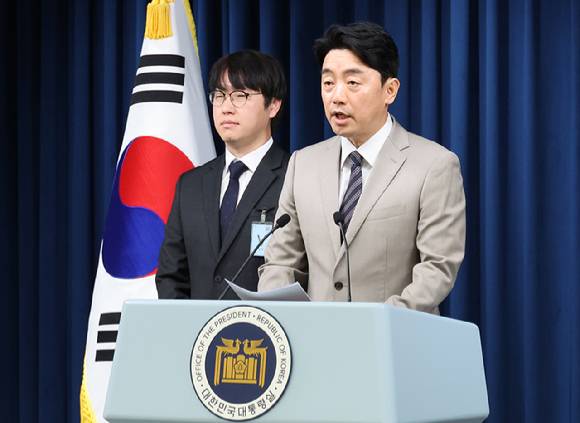 강훈식 대통령비서실장이 15일 서울 용산 대통령실에서 인선 발표를 하고 있다. 왼쪽은 하정우 AI미래기획수석. 2025.6.15 [사진=연합뉴스]