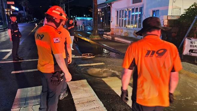 어제(15일) 밤 제주시 한림읍 협재리에서 많은 비가 내려 맨홀이 역류해 안전조치가 이뤄지는 모습