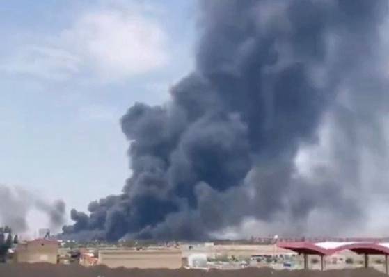 이스라엘이 13일 이란의 핵 시설과 주요 군사 시설을 공격했다. 이번 공격으로 모하마드 호세인 바게리 참모총장과 호세인 살라미 이란혁명수비대 총사령관이 사망했다. 사진은 이란 북부 타브리즈 공항 근처 군사시설에서 연기가 피어오르는 모습. [로이터=연합뉴스]