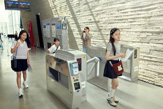 소중 학생기자단이 개인의 선택과 사회 규범 사이의 긴장감을 경험할 수 있는 남다현 작가의 '부정승차의 유혹 in 수원역'을 살펴봤다.