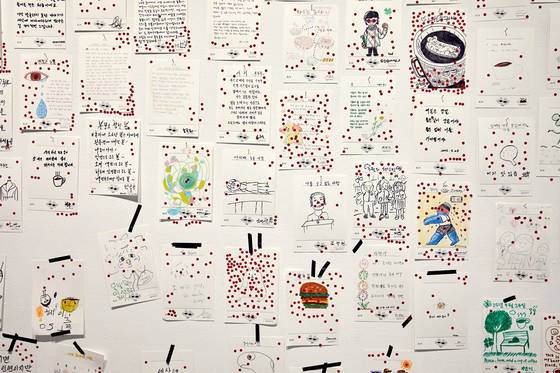 천근성 작가가 수원역전시장에 두 달 동안 카페를 운영하면서 커피값으로 받은 창작물들. 돈 대신 마음이 흐르는 '수원역전시장커피'에서는 근처 시장 상인들부터 일반 관람객까지 모두 예술 작품의 주체가 되고, 이들의 창작물이 벽에 붙은 카페는 미술관이 된다.