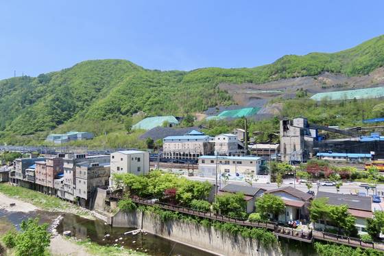강원도 태백시 철암역 인근의 철암역두(鐵岩驛頭) 선탄장과 철암탄광역사촌. 철암역두 선탄장은 장성광업소 산하로 1939년부터 가동된, 우리나라 최초의 선탄시설이다. 2002년 5월 근대문화유산 등록문화재가 됐다. 사진 왼쪽의 철암천 위에 기둥을 세워 만든 '까치발'은 과거 탄광촌의 번성을 보여주는 건물이다. 원래 있던 건물은 상가로 활용하고, 철암천 쪽으로 공간을 확장해 지층 아래 살 집을 마련하면서 건물을 지지하기 위해 까치발처럼 기둥을 만들었는데, 이곳이 ‘까치발 건물’로 부르게 됐다. 김홍준 기자