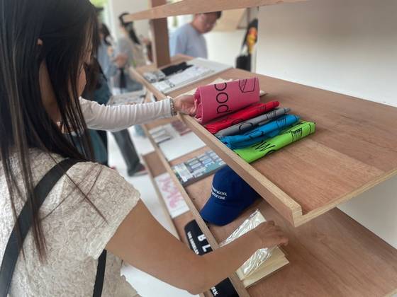 관람객이 츠타야가 서울 팝업을 위해 큐레이션한 아이템을 살펴보고 있다. 김세린