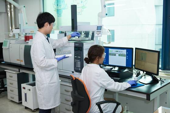 서울물연구원에서 연구원들이 수돗물 수질 등을 연구하고 있다. [사진 서울시]