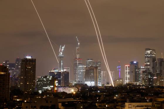16일(현지시간) 이란의 미사일이 이스라엘 도시 텔아비브 상공에서 이스라엘의 방공 시스템에 의해 격추되고 있다. AFP=연합뉴스