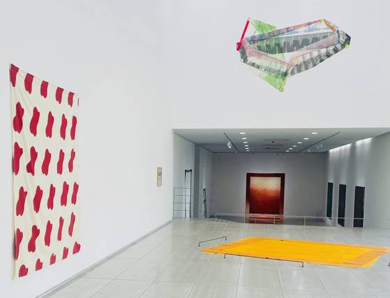 인당뮤지엄 '쉬포르 쉬르파스' 전시장. 왼쪽 벽에 클로드 비알라의 '1968/015"가 보인다. 높은 벽에 설치된 것이 노엘 돌라의 '타리아탄', 바닥에 깔려 있는 것이 루이 칸의 작품'벽'이다.. [사진 이은주 문화선임기자]