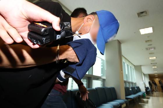 대구 달서구의 한 아파트에 침입해 스토킹하던 50대 여성을 흉기로 살해하고 도주한 혐의를 받는 피의자 A씨가 16일 오후 구속 전 피의자 심문(영장실질심사)을 받기 위해 대구지방법원 서부지원에 들어서고 있다. 뉴스1