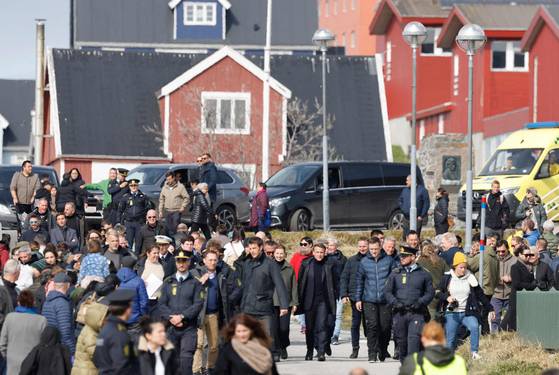 마크롱 대통령 일행이 15일 그린란드를 둘러보는 모습. AFP=연합뉴스