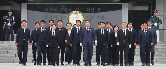 김병기 더불어민주당 신임 원내대표(가운데)와 원내지도부가 16일 오전 서울 동작구 국립서울현충원을 찾아 참배한 후 이동하고 있다. 임현동 기자