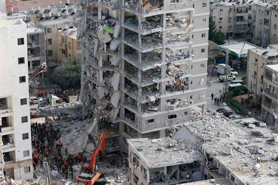 15일(현지시간) 이스라엘 텔아비브 남부 도시 바트얌이 이란의 미사일 보복 공격으로 파괴된 모습. AFP=연합뉴스