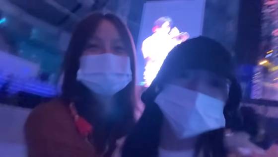 지난 15일 유튜브 채널 'daily여니'에 올라온 영상 일부. 가수 이효리가 희귀 질환을 앓는 유튜버와 페스티벌을 즐기는 모습. 사진 유튜브 캡처