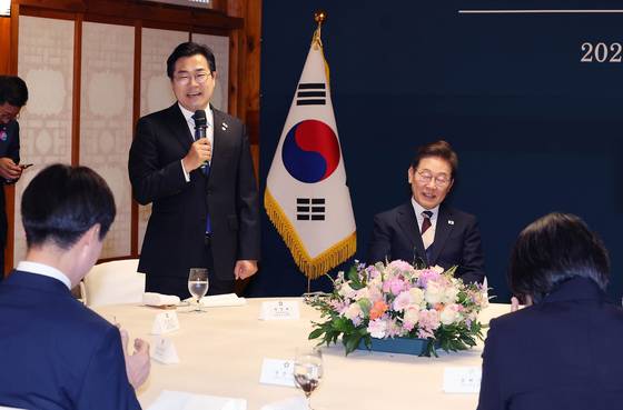 이재명 대통령이 지난 4일 오전 국회 사랑재에서 열린 국회의장과 정당대표와의 오찬에 참석해 박찬대 당시 더불어민주당 원내대표 겸 당 대표 직무대행의 인사말을 듣고 있다. 임현동 기자