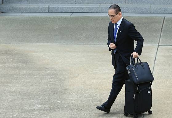 위성락 대통령실 국가안보실장이 16일 오후 경기도 성남 서울공항에서 캐나다에서 열리는 주요7개국(G7) 정상회의 참석차 출국하는 이재명 대통령과 동행을 위해 1호기로 향하고 있다.  역대 대통령 가운데 가장 빠른 취임 12일 만의 첫 해외 방문에 나서는 이 대통령은 의장국인 캐나다의 공식 초청에 따라 옵서버(참관국) 자격으로 G7 확대회의에 참석한다. 뉴스1