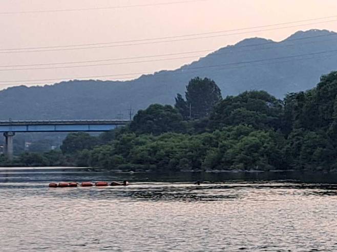 강원 홍천강에서 물놀이를 하던 10대 4명이 급류에 휩쓸려 이 중 1명이 실종됐다. 사진은 소방 당국이 수색 작업을 하고 있는 모습. 사진 강원특별자치도소방본부