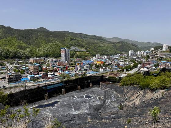 1903년 평양 사동탄광이 개발된 이후 120여 년. 우리나라 탄광이 줄줄이 사라지고 있다. 2025년 6월 대한석탄공사의 마지막 '국영' 광업소인 도계광업소가 폐업하고, 2년 뒤인 2027년 하반기에는 마지막 '민영' 광업소인 경동 상덕광업소도 문을 닫는 것으로 알려졌다. '블랙 다이아몬드'로 부른 석탄산업의 종말이 코앞으로 다가왔다. 도계역 근처의 선탄장(석탄을 열차에 선적하는 곳) 이미 20여 년 전부터 사용이 중지된 채 검은 흔적만 남기고 있다. 김홍준 기자