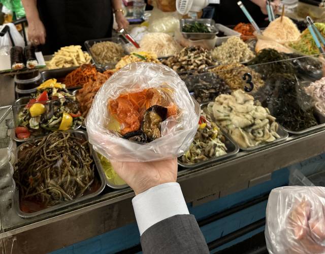 ▲ 무료 시식을 권유받은 반찬들.한국음식과 비슷한 듯 다른 매력이 있었다.