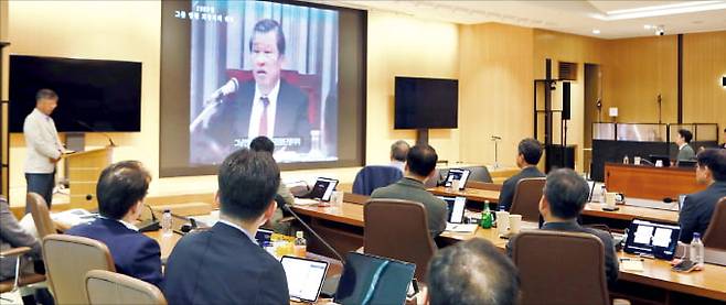 SK그룹 최고경영자(CEO)들이 지난 13일 경기 이천 SKMS연구소에서 열린 ‘SK 경영전략회의’에 참석해 기본을 강조했던 최종현 SK그룹 선대회장의 경영철학이 담긴 영상을 보고 있다.  SK그룹 제공