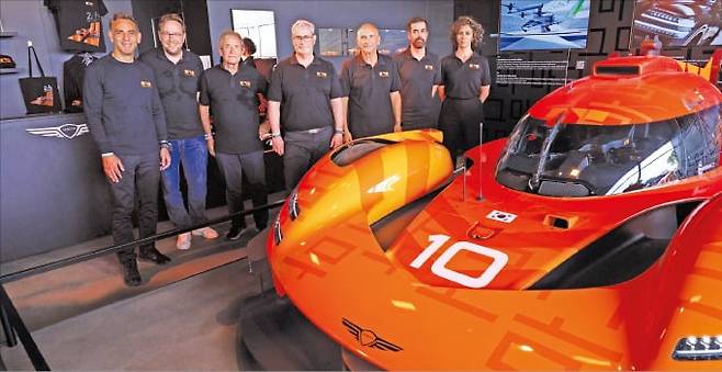 그자비에 마르티네 제네시스 유럽법인장(왼쪽 두 번째)과 루크 동커볼케 현대자동차그룹 글로벌디자인본부장(CDO) 겸 최고크리에이티브책임자(CCO·사장·네 번째) 등이 프랑스 르망에서 GMR-001 하이퍼카를 공개하고 있다.  제네시스 제공