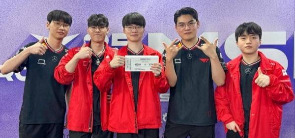 MSI 선발전 최종전 승리 후 기뻐하고 있는 T1 선수들의 모습. 왼쪽부터 '도란' 최현준, '오너' 문현준, '페이커' 이상혁, '구마유시' 이민형, '케리아' 류민석 (T1 공식 SNS)