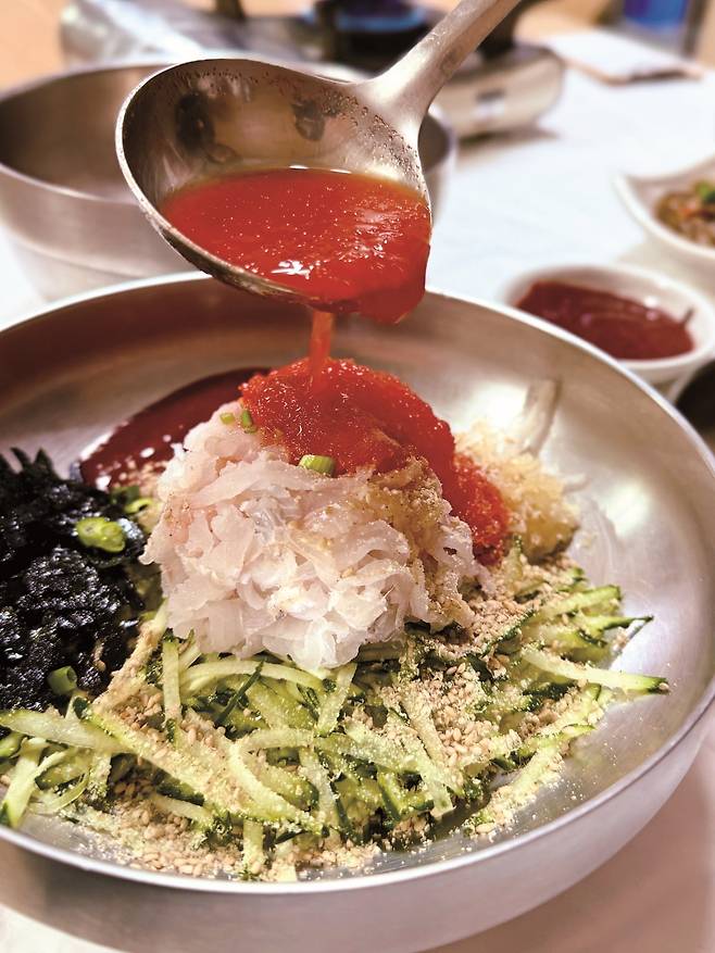 포항식 물회는 비빔회처럼 국물을 자작하게 넣어 비벼 먹는다. 사진=박소윤