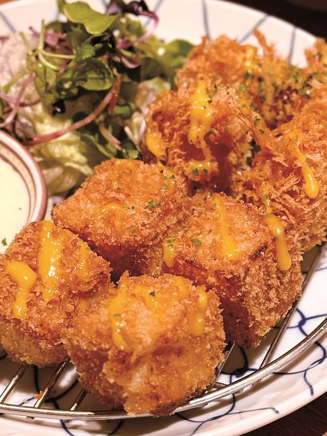 '겉바속촉'의 정석인 마츠의 고로케. 시원한 맥주와 잘 어울린다. 사진=박소윤