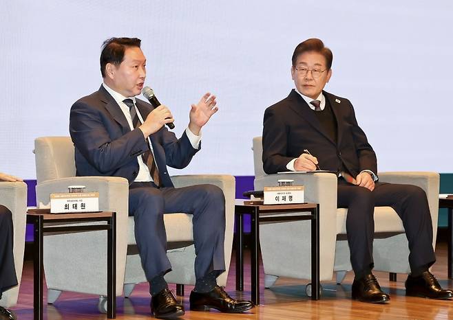 최태원 대한상공회의소 회장이 5월 8일 서울 중구 대한상공회의소에서 열린 대선 후보 초청 경제5단체장 간담회에서 발언하고 있다. 사진=강은구 한국경제신문 기자