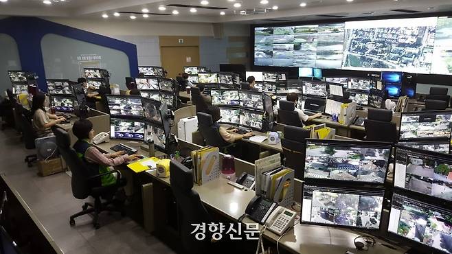 광주시CCTV통합관제센터에서 관제요원들이 도심 전역에 설치된 CCTV를 살펴보고 있다. 광주시제공.