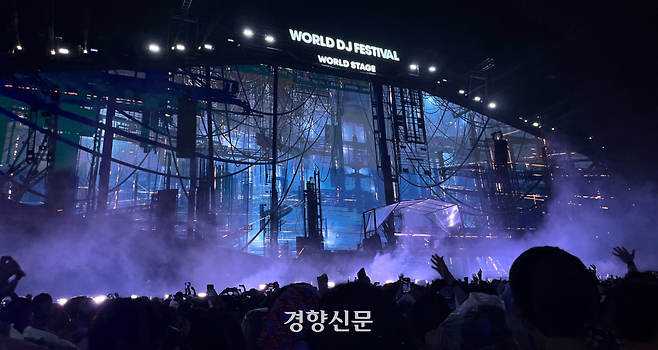 애니마(Anyma)가 15일 2025 월드디제이페스티벌에서 공연을 선보이고 있다. 서현희 기자