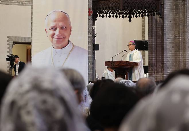 이용훈 한국천주교주교회의 의장이 16일 서울 중구 명동성당에서 열린 레오 14세 교황 선출 감사 미사를 집전하고 있다. 연합뉴스
